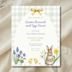 Puede incluir: Una invitación con temática de Pascua con un diseño de acuarela. La invitación presenta el texto "Easter Brunch and Egg Hunt" e incluye ilustraciones de un conejo, pollitos y flores. El fondo tiene un patrón de cuadros verdes y blancos.
