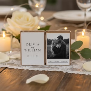 Peut inclure: Deux boîtes d'allumettes sur le thème du mariage. L'une porte les noms "Olivia et William" et la date "15-04-26". L'autre boîte contient une photo en noir et blanc d'un couple et le texte "THE PERFECT MATCH".