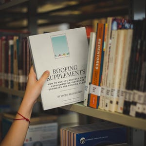 Può includere: Un libro bianco con il titolo "Roofing Supplements: How to Achieve Success When Supplementing Insurance Estimates for Roofing Claims" di Storm Richardson.