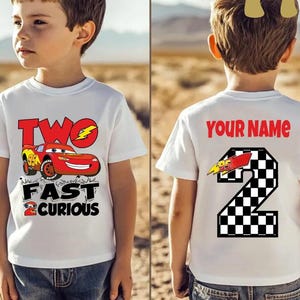 Op de afbeelding: Een wit T-shirt met korte mouwen, voorzien van een rode raceauto-afbeelding met de tekst TWO FAST 2 CURIOUS op de voorzijde en een groot geblokt cijfer 2 met de tekst YOUR NAME op de achterzijde voor een tweede verjaardag.