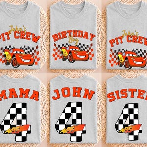 Könnte beinhalten: Sechs graue T-Shirts mit verschiedenen Designs. Die Designs umfassen die Texte "John's Pit Crew", "Birthday Boy", "Mama", "John" und "Sister". Jedes Shirt zeigt eine Rennwagen-Grafik und eine karierte Flagge.