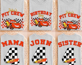 Maglietta personalizzata per compleanno con tema Disney Cars, Saetta McQueen e la sua squadra ai box, ideale per un viaggio in famiglia. Scarica il design.