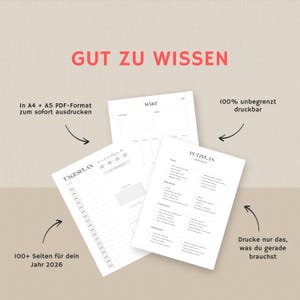 Pu&ograve; includere: Una raccolta di pagine di pianificazione stampabili in bianco e nero. Le pagine includono un pianificatore giornaliero, un calendario mensile per marzo e un programma di pulizia. Il testo sull'immagine include "GUT ZU WISSEN", "In A4 + A5 PDF-Format" e "100+ Seiten f&uuml;r dein Jahr 2026".