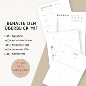 K&ouml;nnte beinhalten: Eine Sammlung wei&szlig;er Papierplaner mit deutschem Text. Die Bl&auml;tter enthalten Tages-, Wochen- und Monatsplanungsseiten f&uuml;r 2026, mit dem Text "BEHALTE DEN &Uuml;BERBLICK MIT" und "Drucke alles unbegrenzt aus".