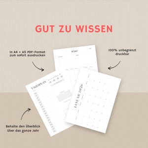 K&ouml;nnte beinhalten: Drei wei&szlig;e Papierplanerbl&auml;tter mit dem Text "GUT ZU WISSEN" in Rot oben. Die Bl&auml;tter enthalten einen Tagesplaner, einen Monatskalender f&uuml;r M&auml;rz und einen Kalender f&uuml;r Januar 2026. Text auf den Bl&auml;ttern enth&auml;lt "In A4 + A5 PDF-Format zum sofort ausdrucken" und "Behalte den &Uuml;berblick &uuml;ber das ganze Jahr."