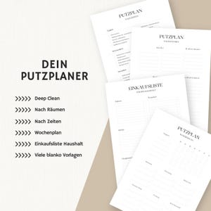 Pu&ograve; includere: Un insieme di fogli di carta bianca con testo in tedesco. I fogli includono titoli come "PUTZPLAN" e "EINKAUFSLISTE". Il titolo principale recita "DEIN PUTZPLANER" con punti elenco per "Deep Clean", "Nach R&auml;umen" e altro. I fogli sono disposti su una superficie beige chiaro.