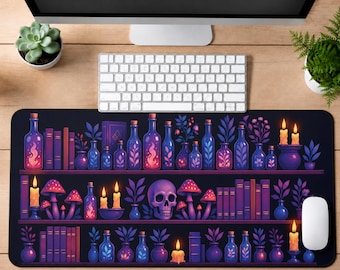 Puede incluir: Una alfombrilla de escritorio rectangular con una ilustración de color morado oscuro de tres estantes llenos de frascos de pociones, libros, velas encendidas, setas y plantas en macetas. Un cráneo humano se sitúa en el estante central.