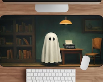 Puede incluir: Una alfombrilla de ratón con una ilustración caprichosa de un fantasma en una habitación con una máquina de escribir antigua sobre una pequeña mesa. La habitación tiene una estantería, una pintura y una luz cálida.
