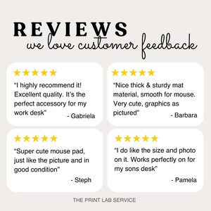 Pode incluir: Imagem com avalia&ccedil;&otilde;es de clientes com classifica&ccedil;&otilde;es de cinco estrelas. O texto diz "REVIEWS we love customer feedback". As avalia&ccedil;&otilde;es destacam a excelente qualidade, gr&aacute;ficos fofos e ajuste perfeito para uma mesa. The Print Lab Service tamb&eacute;m &eacute; mencionado.
