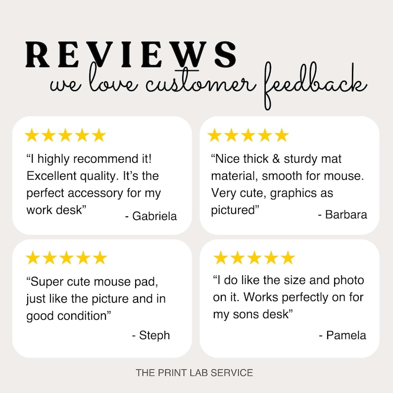 Pode incluir: Imagem com avalia&ccedil;&otilde;es de clientes com classifica&ccedil;&otilde;es de cinco estrelas. O texto diz "REVIEWS we love customer feedback". As avalia&ccedil;&otilde;es destacam a excelente qualidade, gr&aacute;ficos fofos e ajuste perfeito para uma mesa. The Print Lab Service tamb&eacute;m &eacute; mencionado.