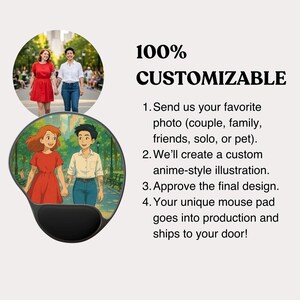 Pode incluir: Tapete de rato personaliz&aacute;vel com uma ilustra&ccedil;&atilde;o em estilo anime. A imagem mostra um casal de m&atilde;os dadas num parque. O texto diz "100% Personaliz&aacute;vel" e detalha o processo: enviar foto, obter ilustra&ccedil;&atilde;o, aprovar o design.