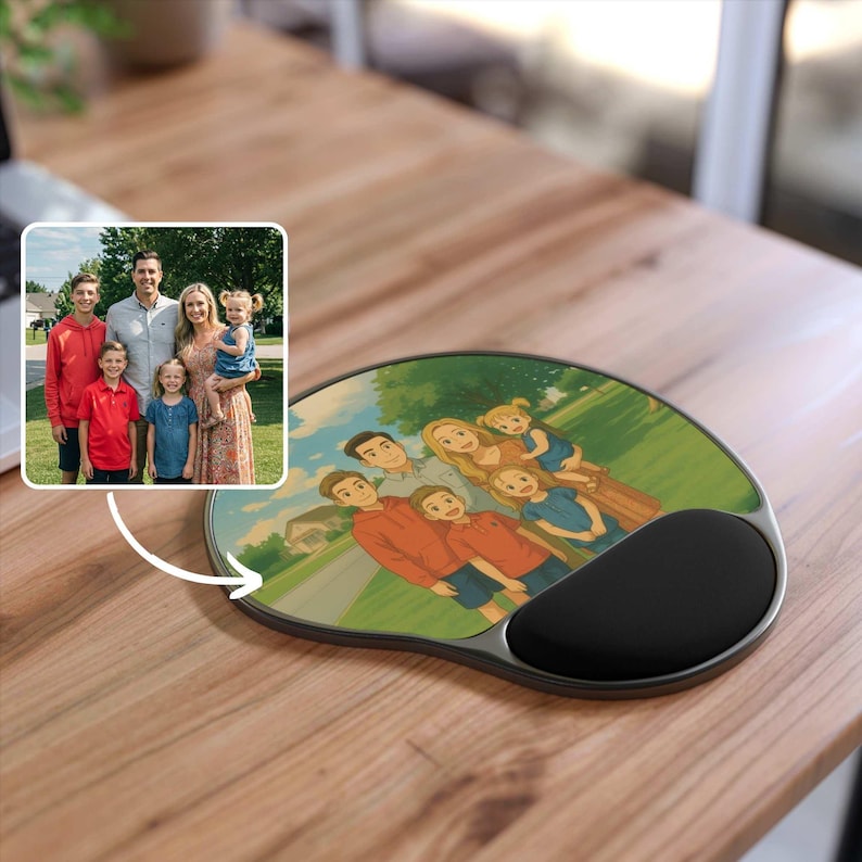 Pode incluir: Tapete de rato ergon&oacute;mico com um design de retrato de fam&iacute;lia. O tapete apresenta um apoio de pulso preto e uma imagem colorida de uma fam&iacute;lia num cen&aacute;rio de parque. Uma foto menor da fam&iacute;lia tamb&eacute;m est&aacute; presente.