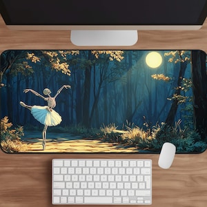 Puede incluir: Alfombrilla de ratón rectangular con una bailarina esqueleto en una escena de bosque bajo la luna llena. La bailarina lleva un tutú blanco y está en posición de puntas. El fondo muestra un bosque oscuro con un camino, árboles y una luna brillante.