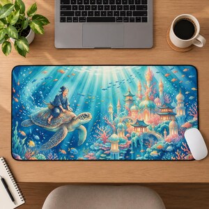 Puede incluir: Una alfombrilla de escritorio rectangular con una vibrante escena submarina que muestra a una persona con ropa azul montando una gran tortuga marina hacia un palacio acuático ornamentado, rodeado de arrecifes de coral, peces y rayos de luz.