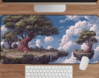 Könnte beinhalten: Rechteckiges Mauspad mit einer pixeligen Landschaft aus schwebenden Inseln, Bäumen und einem Wasserfall. Der Himmel ist blau mit flauschigen weißen Wolken. Eine weiße Tastatur und Maus sind sichtbar.