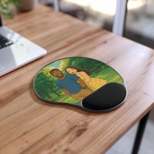 Pode incluir: Tapete de rato ergon&oacute;mico com apoio para o pulso. O tapete apresenta uma ilustra&ccedil;&atilde;o colorida de um casal num cen&aacute;rio de parque. O apoio para o pulso &eacute; preto e o tapete tem uma moldura prateada.