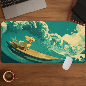 Puede incluir: Alfombrilla de escritorio rectangular con un perro salchicha surfeando una gran ola oceánica. El perro es de color amarillo claro con un collar azul, montado en una tabla de surf de madera. La ola es turquesa y blanca, con un estilo artístico vintage.