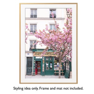 Paris Cafe Fotografie - Shakespeare and Company in Spring, Vertikal, Paris Wandkunst, Reise-Kunstfotografie, große Wandkunst