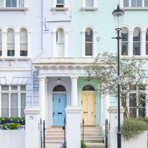 London Fotografie - Notting Hill Nachbarn, blaue und türkise Pastellhäuser, England-Reisefoto, große Wandkunst, Wohnkultur, Galeriewand