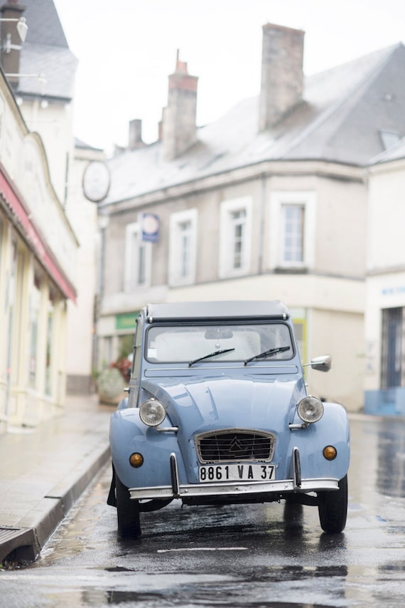 フランスの写真 - 青いシトロエン、フランスの車、フランスの田舎の