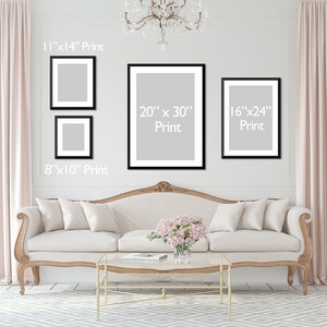 Pu&ograve; includere: Un divano bianco con cuscini si trova di fronte a una parete bianca con quattro stampe incorniciate nere. Le stampe sono di dimensioni diverse e hanno le dimensioni 11"x14", 8"x10", 20"x30" e 16"x24" stampate su di esse.