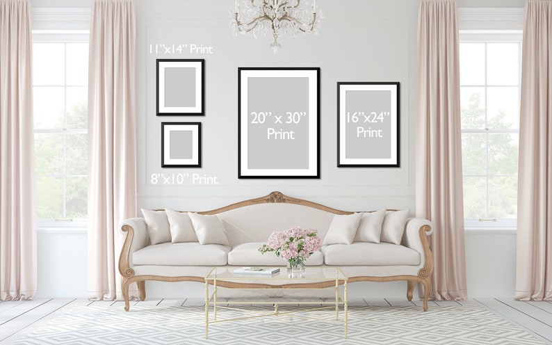 Pu&ograve; includere: Un divano bianco con cuscini si trova di fronte a una parete bianca con quattro stampe incorniciate nere. Le stampe sono di dimensioni diverse e hanno le dimensioni 11"x14", 8"x10", 20"x30" e 16"x24" stampate su di esse.
