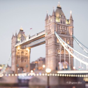 London Fotografie - Abend an der Tower Bridge, Twinkle Lights, England Reisefoto, große Wandkunst, Wohnkultur