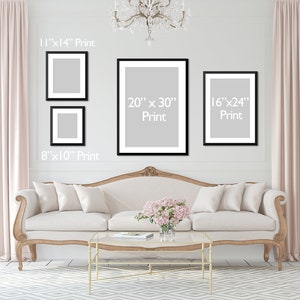 Peut inclure: Un canap&eacute; blanc avec des coussins est plac&eacute; devant un mur blanc avec quatre impressions encadr&eacute;es noires. Les impressions sont de tailles diff&eacute;rentes et ont les dimensions 11"x14", 8"x10", 20"x30", et 16"x24" imprim&eacute;es sur elles.