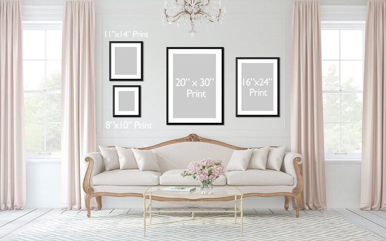 Peut inclure: Un canap&eacute; blanc avec des coussins est plac&eacute; devant un mur blanc avec quatre impressions encadr&eacute;es noires. Les impressions sont de tailles diff&eacute;rentes et ont les dimensions 11"x14", 8"x10", 20"x30", et 16"x24" imprim&eacute;es sur elles.