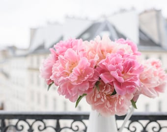 Photographie de Paris - pivoines sur un balcon de Paris, fleurs de Paris, mur de la galerie de Paris, décoration d'intérieur Français, grande oeuvre d'art murale
