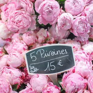 Parispionfotografi - Pionförsäljaren, Vertikal Stor Väggkonst, Resefotografi, Blommig Fransk Heminredning bild 3