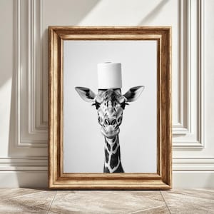 Stampa giraffa, divertente decorazione per il bagno, carta igienica giraffa, giraffa in bianco e nero, arte murale, download digitale stampabile, simpatico regalo umoristico