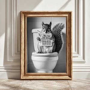 Stampa scoiattolo, divertente decorazione per il bagno, scoiattolo sul water, scoiattolo bianco e nero, arte murale, download digitale stampabile, download immediato