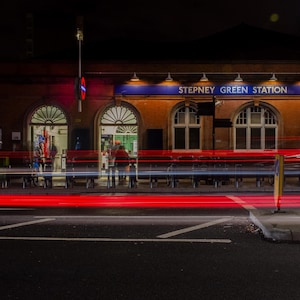 夜のステップニー グリーン駅 – ロンドン地下鉄の写真プリント