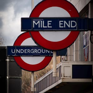 マイルエンド地下鉄駅の標識 – 象徴的なロンドン地下鉄のアートプリント