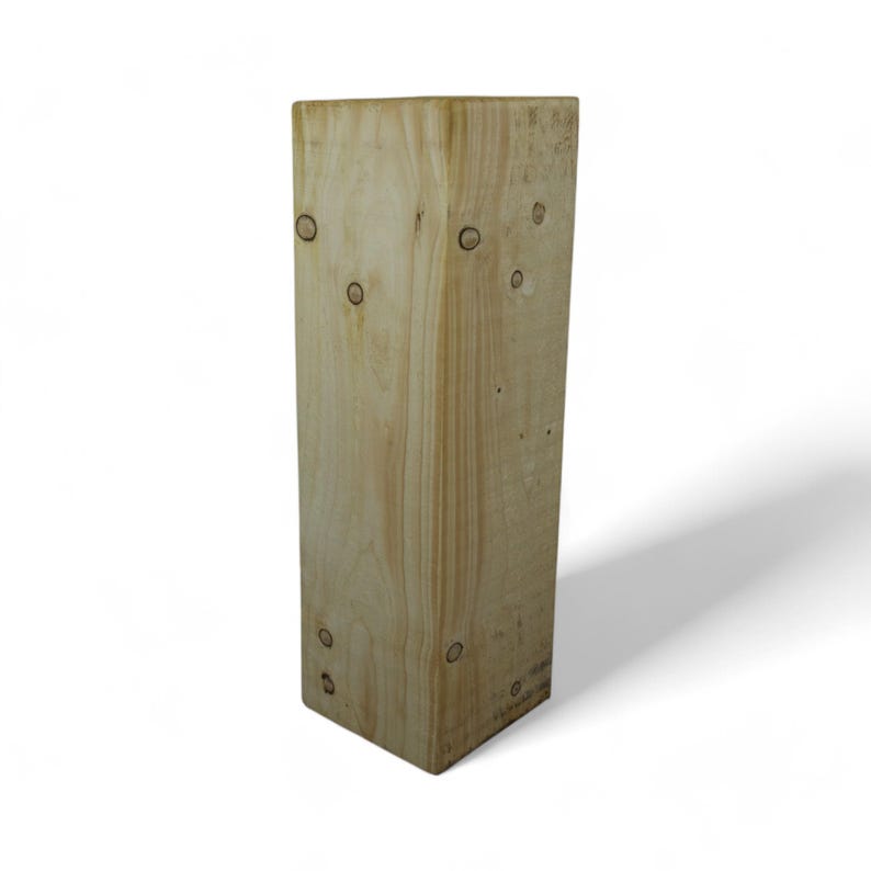 Peut inclure: Un bloc de bois brun clair de forme carr&eacute;e. Le bloc a une surface lisse et est fait de bois naturel.