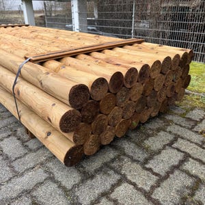 Bruin geïmpregneerde ronde houten palissaden 8 - 20 cm - KDI-geïmpregneerd, weerbestendig en duurzaam voor tuinen, perkranden en hellingstabilisatie