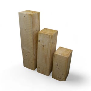 Peut inclure: Trois blocs de bois empil&eacute;s en ordre d&eacute;croissant de taille, formant un graphique &agrave; barres. Les blocs sont en bois naturel de couleur brun clair et de texture rugueuse.