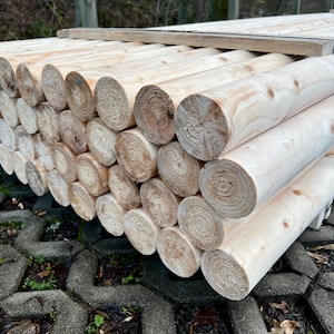 Rundhölzer in Natur, roh für Zäune, Spielgeräte & Gartenbau naturbelassen Holzpfähle für DIY-Projekte, Hangsicherung und Landwirtschaft