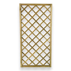 Op de afbeelding: Een houten trellis met een ruitvormig roosterpatroon. De trellis is gemaakt van natuurlijk hout en heeft een lichtbruine kleur.