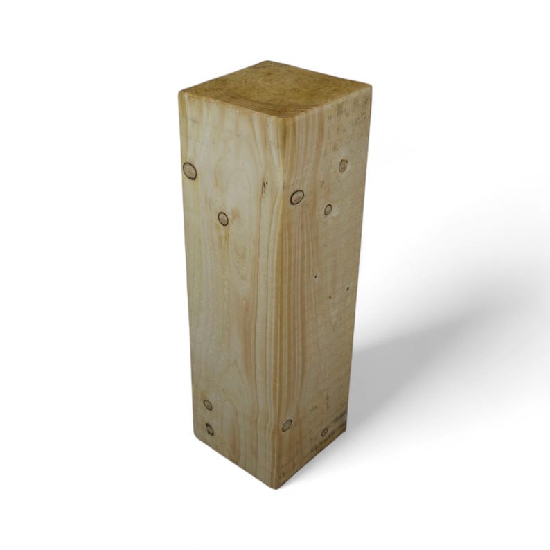 Peut inclure: Un bloc de bois naturel de forme carr&eacute;e et de couleur brun clair. Le bloc est en bois massif et a une surface lisse.
