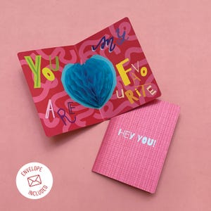 Divertida tarjeta de San Valentín con mensaje "You are my favourite" dentro y un un corazón en 3D en el interior perfecta para regalar