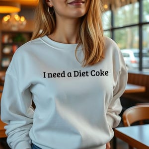 Sudadera con la frase &quot;Necesito una Coca-Cola Light&quot;, regalo para los amantes de la Coca-Cola Light, sudadera con cuello redondo para regalar a los amantes de las gaseosas, sudadera divertida para regalar a los amantes de las gaseosas, Coca-Cola divertida, botellas de Coca-Cola Light
