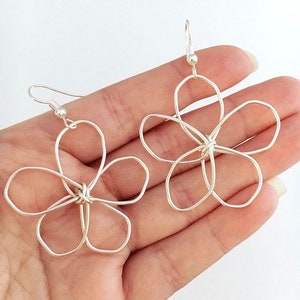 Große Wire Flower Statement Ohrringe - Handgearbeiteter floraler Gänseblümchen Schmuck