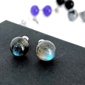 Boucles d'oreilles bleues en labradorite de feu à dos plat avec pierres précieuses