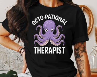 Puede incluir: Camiseta negra con una ilustración de un pulpo morado y el texto "Octo-pational Therapist".