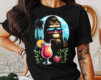 Maglietta divertente con cocktail Bigfoot: maglietta estiva per le vacanze con lo Yeti