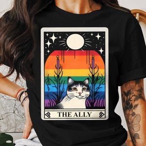 The Ally Cat tarotkaart LGBTQ Pride T-shirt, uniseks kleurrijke leuke kat grafisch T-shirt, uniek tarotkaart shirt regenboog kat, LGBT-bondgenoot cadeau