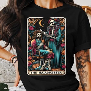 Maglietta con design unico da parrucchiere scheletrico, maglietta regalo con gioco di parole da parrucchiere, maglietta da parrucchiere per il giorno dei morti, maglietta da parrucchiere per Halloween