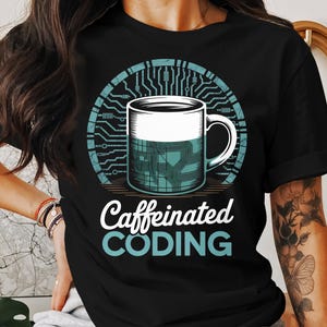 Puede incluir: Camiseta negra con un diseño de taza de café blanca con un patrón de placa de circuito y las palabras "Caffeinated CODING" en blanco y verde azulado. La taza está colocada contra un círculo de placa de circuito verde azulado.